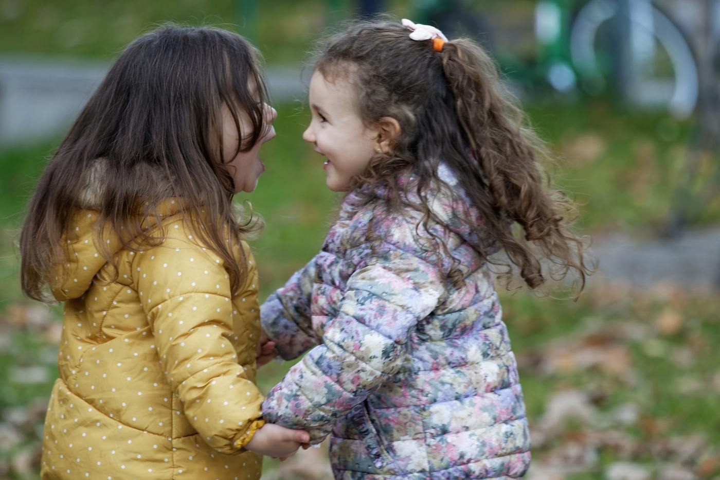 Ragazze che giocano, una che urla - Il suono viaggia verso l'alto o verso il basso? Scopri i fatti (oggi!)