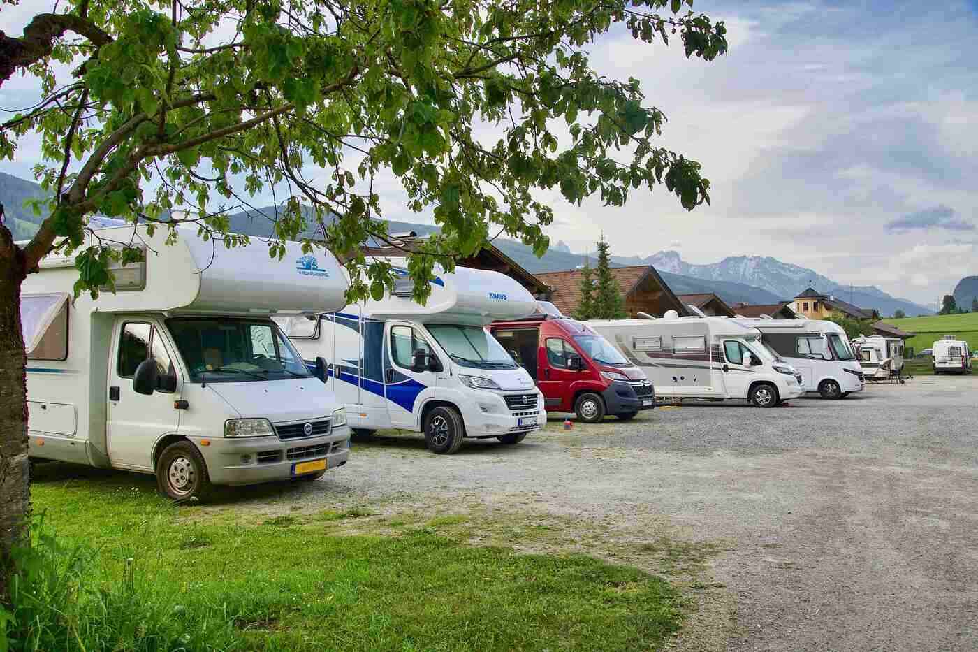 Unas casas móviles en un parque - Cómo insonorizar una casa móvil